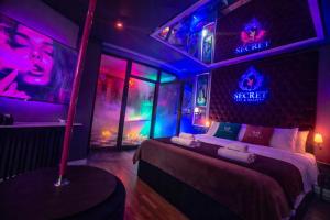 Pink Pole Spa by Secret Apartament