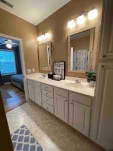 Lovely 2-bedroom condo, close to beaches