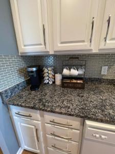 Lovely 2-bedroom condo, close to beaches