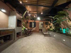 Casa de Tijolos com Churrasqueira Vila Fechada