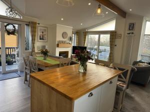 Beautiful Lodge With Decking In Dorset, At Rockley Park Holiday Park Ref 57032Cp