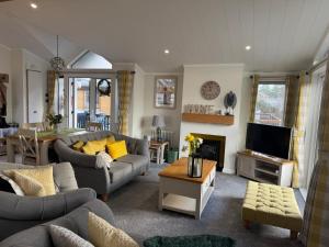 Beautiful Lodge With Decking In Dorset, At Rockley Park Holiday Park Ref 57032Cp