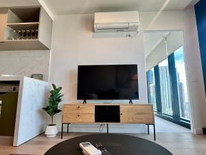 380 Melbourne - High-Rise City View Apt in CBD