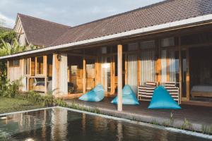 Stylish 3BR Wood Villa, Pool, Epic Ricefield View