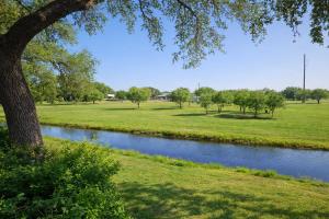 Cherry Creek Cottages Peaceful Farm Stay Fire Pit Pet-Friendly Room to Gather