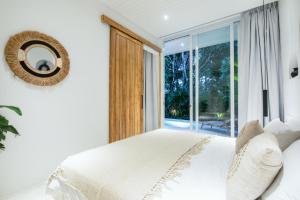 Lush 2BR Villa, 2min to Bingins Beach Haven