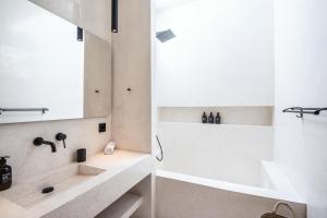 Lush 2BR Villa, 2min to Bingins Beach Haven