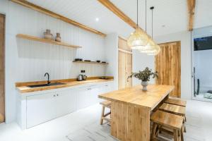 Lush 2BR Villa, 2min to Bingins Beach Haven