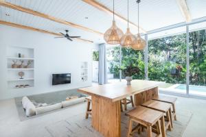 Lush 2BR Villa, 2min to Bingins Beach Haven