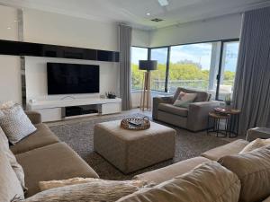 23 Coastline 3-Level Luxe Home Theatre &Pool House