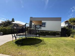 23 Coastline 3-Level Luxe Home Theatre &Pool House