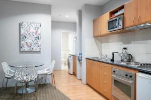 708 Enchanting Urban CBD Oasis 1BR & Balcony