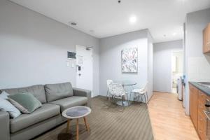 708 Enchanting Urban CBD Oasis 1BR & Balcony