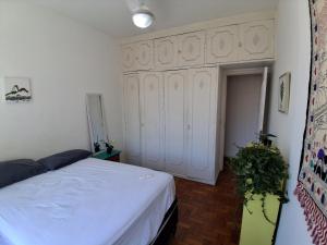 quiet beachfront room in shared apartment - quarto tranquilo num apartamento compartilhado em frente a praia