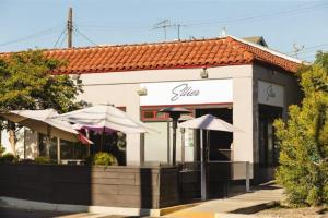 Walk to Shoreline Village, BBQ in Prime Location