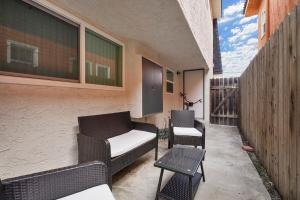 Walk to Shoreline Village, BBQ in Prime Location
