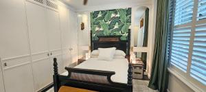 Glamorous Art Deco Retreat