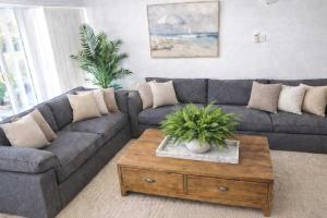 Central 2BR Townhouse - Walk to Strand CBD