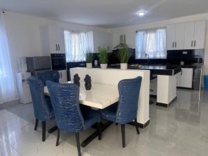 Deluxe Nairobi, Kenya