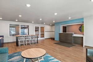 WoodSpring Suites Palm Springs - West Palm Beach