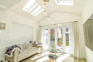 Spacious 5 Bed Home with a Cinema Room, Open Plan Living