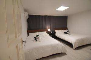 5 Min walk from Hongik Univ Exit3 2 Room, 3 beds ,MAX 6 PPL, 2nd floor