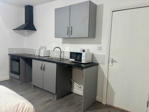 Cozy Dudley City Studio with 2 Single Beds