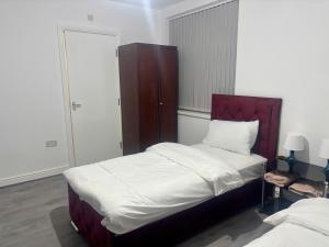 Cozy Dudley City Studio with 2 Single Beds