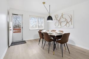 Modern 3-Bedroom Townhouse with Garage Parking in Mt. Lebanon