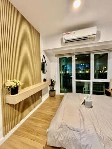 Condo In Abreeza Mall Near Pool with Balcony