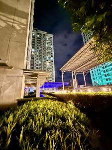 Condo In Abreeza Mall Near Pool with Balcony