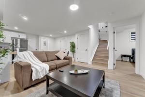 2-bedroom suite close to Amenities and Airport