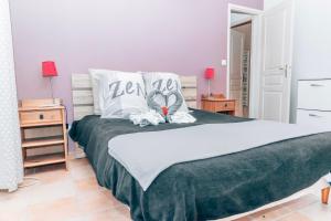 Maison familiale avec piscine privée plage à pied Frais de gestion du séjour 160e en supplément à larrivée Family home with private pool beach within walking distance Stay management fee 160e payable upon arrival