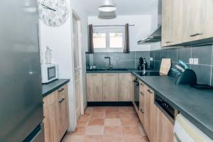 Maison familiale avec piscine privée plage à pied Frais de gestion du séjour 160e en supplément à larrivée Family home with private pool beach within walking distance Stay management fee 160e payable upon arrival