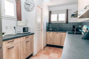 Maison familiale avec piscine privée plage à pied Frais de gestion du séjour 160e en supplément à larrivée Family home with private pool beach within walking distance Stay management fee 160e payable upon arrival