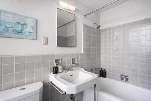 Spacious 2 Bedroom 2 Bathroom Unit Great Location