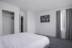 Spacious 2 Bedroom 2 Bathroom Unit Great Location