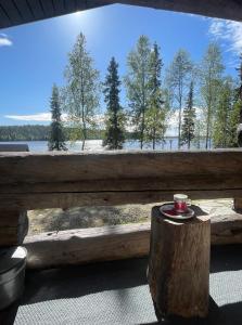 Kuonti-Ruka, kelohirsimökki järven rannalla