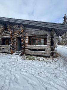 Kuonti-Ruka, kelohirsimökki järven rannalla