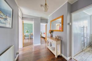 2 bed flat - SW London with parking