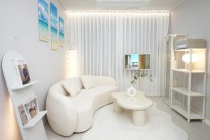White Modern Stay