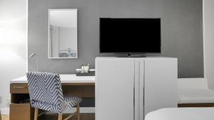 823 I Beautiful King Hotel Room