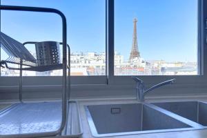 Apartment with balcony overlooking the Eiffel Tower