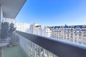 Apartment with balcony overlooking the Eiffel Tower