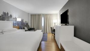 823 I Beautiful King Hotel Room