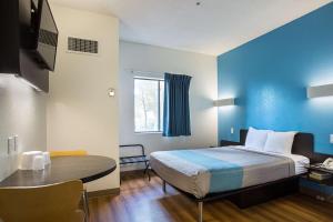 Queen Room - Non-Smoking room in Motel 6-Page AZ
