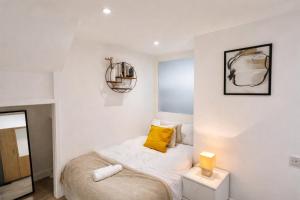 Spacious London Flat Skylighting Free Parking 50pounds Cashback On Winter Stays