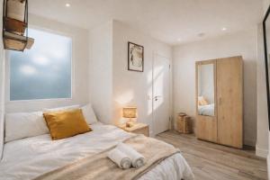 Spacious London Flat Skylighting Free Parking 50pounds Cashback On Winter Stays