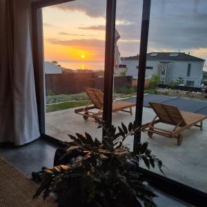 Athina House on Robberg Ridge with a view Walk to beach and mall