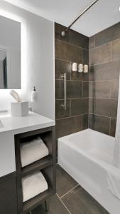 911 I Beautiful King Hotel Room